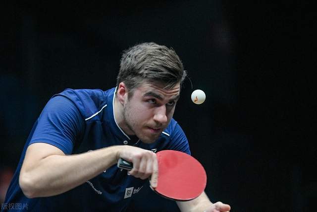 足球员接近 足球员接近